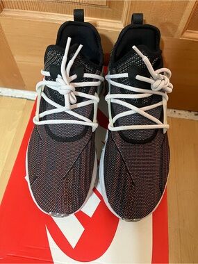 Nike Men's Black and Red Knit Sneakers